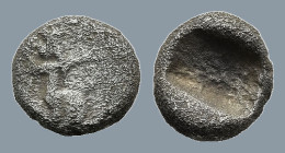 ACHAEMENID EMPIRE. Temp. Darios I to Xerxes I (circa 505-480 BC)
AR 1/12 Siglos (5.5mm 0.29g)
Obv: Persian king or hero in kneeling-running stance t...