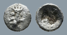 PERSIA. Achaemenid Empire. Time of Xerxes II to Artaxerxes II. Uncertain mint in Cilicia, (circa 420-375 BC)
AR Tetartemorion (4,7mm 0,08g)
Obv: Per...
