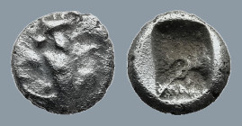ACHAEMENID EMPIRE. Time of Xerxes II to Artaxerxes II (Circa 420-375 BC). Sardes.
AR Tetartemorion (5,1mm 0,18g)
Obv: Persian king in kneeling-runni...