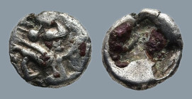ACHAEMENID EMPIRE. Time of Xerxes II to Artaxerxes II (Circa 420-375 BC). Sardes.
AR Tetartemorion (5,4mm 0,16g)
Obv: Persian king in kneeling-runni...