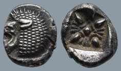 IONIA. Miletos. (Late 6th-early 5th centuries BC).
AR Diobol (9,7mm 1,12g)
Obv: Forepart of lion right, head left.
Rev: Stellate floral design; all...