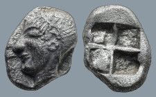 IONIA. Phokaia. (Circa 521-478 BC).
AR Diobol (8,2mm 1,3g)
Obv: Archaic female head left, wearing earring and helmet or close fitting cap.
Rev: Qua...