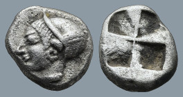 IONIA. Phokaia. (Circa 521-478 BC).
AR Diobol (8,7mm 1,3g)
Obv: Archaic female head left, wearing earring and helmet or close fitting cap.
Rev: Qua...