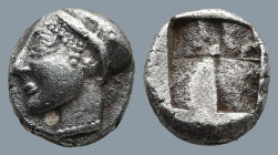 IONIA. Phokaia. (Circa 521-478 BC).
AR Diobol (8,8mm 1,3g)
Obv: Archaic female head left, wearing earring and helmet or close fitting cap.
Rev: Qua...