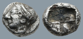 IONIA. Phokaia. (Circa 521-478 BC).
AR Diobol (9,9mm 1g)
Obv: Archaic female head left, wearing earring and helmet or close fitting cap.
Rev: Quadr...
