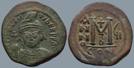 Maurice Tiberius (582-602 AD). Constantinople
AE Follis (31,4mm 12,4g)
Obv: Helmeted and cuirassed bust facing, holding globus cruciger.
Rev: Large...