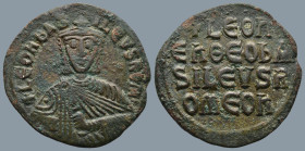 Leo VI the Wise (886-912 AD). Constantinople
AE Follis (27,1mm 6g)
Obv: + LЄOҺЬAS-ILЄVSROM. Crowned and draped bust facing, holding akakia
Rev: +LЄ...