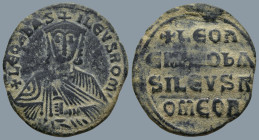 Leo VI the Wise (AD 886-912). Constantinople
AE Follis (24,8mm 7g)
Obv: + LЄOҺЬAS-ILЄVSROM. Crowned and draped bust facing, holding akakia
Rev: +LЄ...