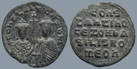 Constantine VII and Romanus I, with Zoe (914-919 AD). Constantinople
AE Bronze (26,2mm 5,7g)
Obv: +COҺSƮAҺƮ' CЄ ZOH, b', crowned facing busts of Con...