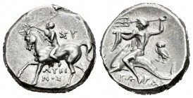 Calabria. Tarentum. Didracma. 275-235 a.C. (Sng Ans-1165). Anv.: Jinete a izquierda con rama, arriba y abajo leyenda. Rev.: Taras sobre delfín a izqui...