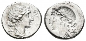 Aemilia. Denario. 114-113 a.C. Sur de Italia. (Ffc-103 variante). (Craw-291/1 variante). (Cal-73 variante). Anv.: Cabeza laureada de Roma a derecha, d...