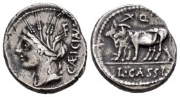 Cassia. Denario. 102 a.C. Roma. (Ffc-555). (Cal-409). Anv.: Cabeza laureada de espigas de Ceres a izquierda detrás F y CAEICIAN. Rev.: Dos bueyes a iz...