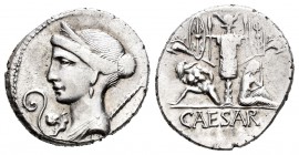Julio César. Denario. 44 a.C. Galia. (Ffc-12). (Craw-468/2). (Cal-646). Anv.: Cabeza diademada de Venus a izquierda, delante cupido y lítuo, detrás ce...