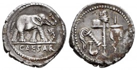 Julio César. Denario. 46-45 a.C. Galia. (Ffc-50). (Craw-443/1). (Cal-640). Anv.: Elefante a derecha, pisando una serpiente, debajo CAESAR. Rev.: Atrib...