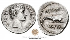 Augusto. Denario. 28-27 a.C. Incierta. (Ffc-3). (Ric-545). (Cal-689). Anv.: Cabeza descubierta de Augusto a derecha debajo del cuello capricornio, alr...