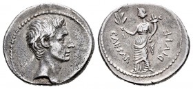Augusto. Denario. 32-29 a.C. Incierta. (Ffc-51). (Ric-252). (Cal-696). Anv.: Cabeza desnuda de Augusto a derecha. Rev.: Pax en pie a izquierda con ram...