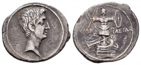Augusto. Denario. 29-27 a.C. Incierta. (Ffc-93). (Ric-265a). (Cal-697). Anv.: Cabeza desnuda de Augusto a derecha. Rev.: Trofeo naval, en su base timó...