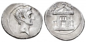 Augusto. Denario. 29-27 a.C. Brandisium y Roma. (Ffc-96). (Ric-266). (Ch-122). Anv.: Cabeza desnuda de Augusto a derecha. Rev.: Templo rodeado por bal...