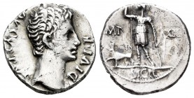 Augusto. Denario. 11-10 a.C. Lugdunum. (Ffc-129). (Ric-183). (Cal-832). Anv.: AVGVSTVS DIVI F. Cabeza desnuda de Augusto a derecha. Rev.: Diana cazado...