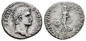 Guerras Civiles. Denario. 68-69 a.C. Roma. (Ric-116). (Cohen-254). Anv.: Cabeza radiada de Augusto a derecha, alrededor DIVVS AVGVSTVS . Rev.: Victori...