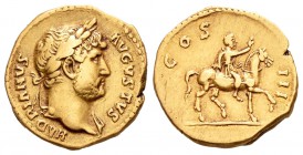 Adriano. Áureo. 128 d.C. Roma. (Spink-3386). (Ric-186). (Cal-1215a). Anv.: HADRIANVS AVGVSTVS. Busto laureado a derecha. Rev.: COS III. El emperador a...