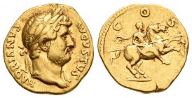 Adriano. Áureo. 125-128 d.C. Roma. (Ric-187d). (Cal-1224a). Anv.: HADRIANVS AVGVSTVS. Busto laureado a derecha. Rev.: COS III. El emperador galopando ...