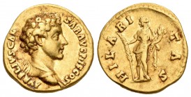 Marco Aurelio. Áureo. 145-149 d.C. Roma. (Ric-432). (Ch-234). (Cal-1862). Anv.: AVRELIVS CAESAR AVG P II F COS II. Busto revestido a derecha. Rev.: HI...