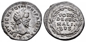 Septimio Severo. Denario. 198 d.C. Laodicea. (Spink-6396). (Ric-520a). Rev.: VOTIS / DECEN / NALI / BVS. Leyenda en cuatro líneas rodeada de corona de...