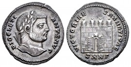 Diocleciano. Argenteo. 284-305 d.C. Nicomedia. (Spink-12616). (Ric-19a). Rev.: VICTORIAE SARMATICAE. Muralla de campamento con cuatro torres, estrella...