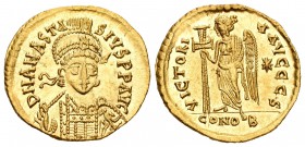 Anastasio. Sólido. 491-515 d.C. Constantinopla. (S-3). Rev.: VICTORIA AVGGG S / CONOB. Victoria en pie a izquierda con cruz larga, estrella en el camp...