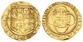 Juana y Carlos (1504-1555). 1 escudo. Sevilla. d cuadrada. (Cal-55). (Tauler-22c). Au. 3,34 g. Roeles pequeños en la propia intersección de la orla lo...