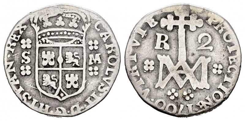 Carlos II (1665-1700). 2 reales. 1700. Sevilla. M. (Cal-655). Ag. 4,09 g. Tipo M...