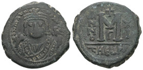 Maurice Tiberius, AD. 582-602. AE Follis. 11.35 g. - 28.82 mm. Theoupolis (Antioch).
Obv.: D N MAVΓI- [CNPAVT]. Frontal bust of Maurice wearing loros ...