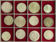 Lote 54 monedas y 3 medallas de plata. Siglo XX. Principalmente PAISES EUROPEOS. AR, Cuni, AE. Todas diferentes. La mayoria de plata.Destaca 1 Onza AR...
