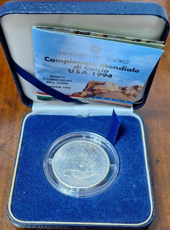 10.000 Lire. Mondiali di Calcio USA 1994.&nbsp;Ag. Gig. 464. FDC. In confezione&...
