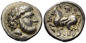 Ostkelten. Transsilvanien. Typ 'Baumreiter'.

 Tetradrachme (Silber). 2. Jhdt. v. Chr.
Vs: Stilisierter Kopf mit Lorbeerkranz rechts.
Rs: Stilisie...