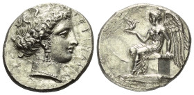 Bruttium. Terina.

 Stater (Silber). Ca. 400 - 356 v. Chr.
Vs: Kopf der Nymphe Terina rechts.
Rs: Nike mit Taube auf ihrer rechten Hand auf einem ...