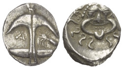 Thrakien. Apollonia Pontika.

 Drachme (Silber). Ca. 4. Jhdt. v. Chr.
Vs: Anker; im Feld links A und rechts Krebs.
Rs: Kopf der Gorgo Medusa mit h...