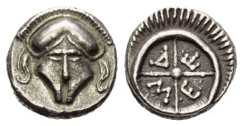 Thrakien. Mesembria.

 Diobol (Silber). Ca. 420 - 320 v. Chr.
Vs: Korinthischer Helm en face.
Rs: META in vierspeichigem Rad, das von einem Strich...