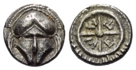 Thrakien. Mesembria.

 Diobol (Silber). Ca. 420 - 320 v. Chr.
Vs: Korinthischer Helm en face.
Rs: META in vierspeichigem Rad, das von einem Strich...