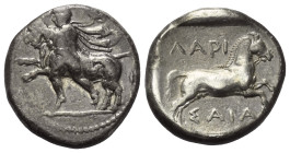 Thessalien. Larissa.

 Drachme (Silber). Ca. 420 - 400 v. Chr.
Vs: Thessalos mit Chlamys nach links einen Stier bändigend, dahinter Petasos.
Rs: P...