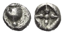Inseln vor Epiros. Korkyra.

 Hemiobol (Silber). Ca. 525 - 500 v. Chr.
Vs: Amphora.
Rs: Stern in Quadratum incusum.

6 mm. 0,40 g. 

HGC 6, 61...