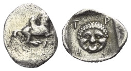 Akarnanien. Leukas.

 Trihemiobol (Silber). Ca. 440 - 400 v. Chr.
Vs: Pegasos nach rechts fliegend, darunter Lambda.
Rs: Gorgoneion mit herausgest...