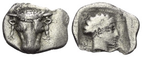 Phokis. Phokischer Bund.

 Triobol oder Hemidrachme (Silber). Um 418 v. Chr.
Vs: Stierkopf mit Bändern geschmückt en face.
Rs: Kopf der Artemis re...