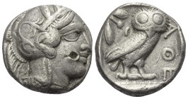 Attika. Athen.

 Tetradrachme (Silber). Ca. 454 - 404 v. Chr.
Vs: Kopf der Athena mit ölzweiggeschmücktem attischem Helm, Ohranhänger und Halskette...