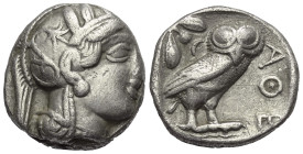 Attika. Athen.

 Tetradrachme (Silber). Ca. 454 - 404 v. Chr.
Vs: Kopf der Athena mit ölzweiggeschmücktem attischem Helm, Ohranhänger und Halskette...