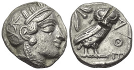 Attika. Athen.

 Tetradrachme (Silber). Ca. 454 - 404 v. Chr.
Vs: Kopf der Athena mit ölzweiggeschmücktem attischem Helm, Ohranhänger und Halskette...