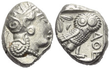 Attika. Athen.

 Tetradrachme (Silber). Ca. 353 - 294 v. Chr.
Vs: Kopf der Athena mit ölzweiggeschmücktem attischem Helm, Ohranhänger und Halskette...