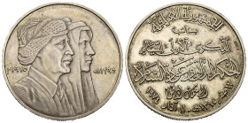 Irak.

 Medaille (Silber). 1395 H. (1975). Le Locle (Huguenin Frères).
Auf das Friedensjubiläum mit den Kurden.

Vs: Gestaffelte Büsten rechts.
...