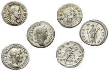 Römische Münzen - Lots. Kaiserzeit.


Lot (3 Stück, Silber): Denare des Severus Alexander (222 - 235 n. Chr.) (1x) und Maximinus Thrax (235 - 238 n...